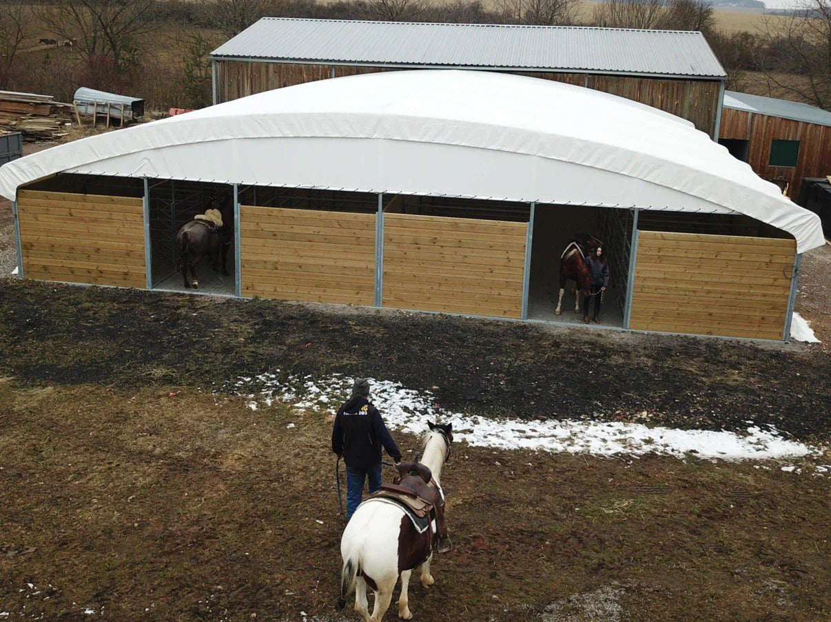 Stáj pro koně pro dočasné ustájení koní na farmě