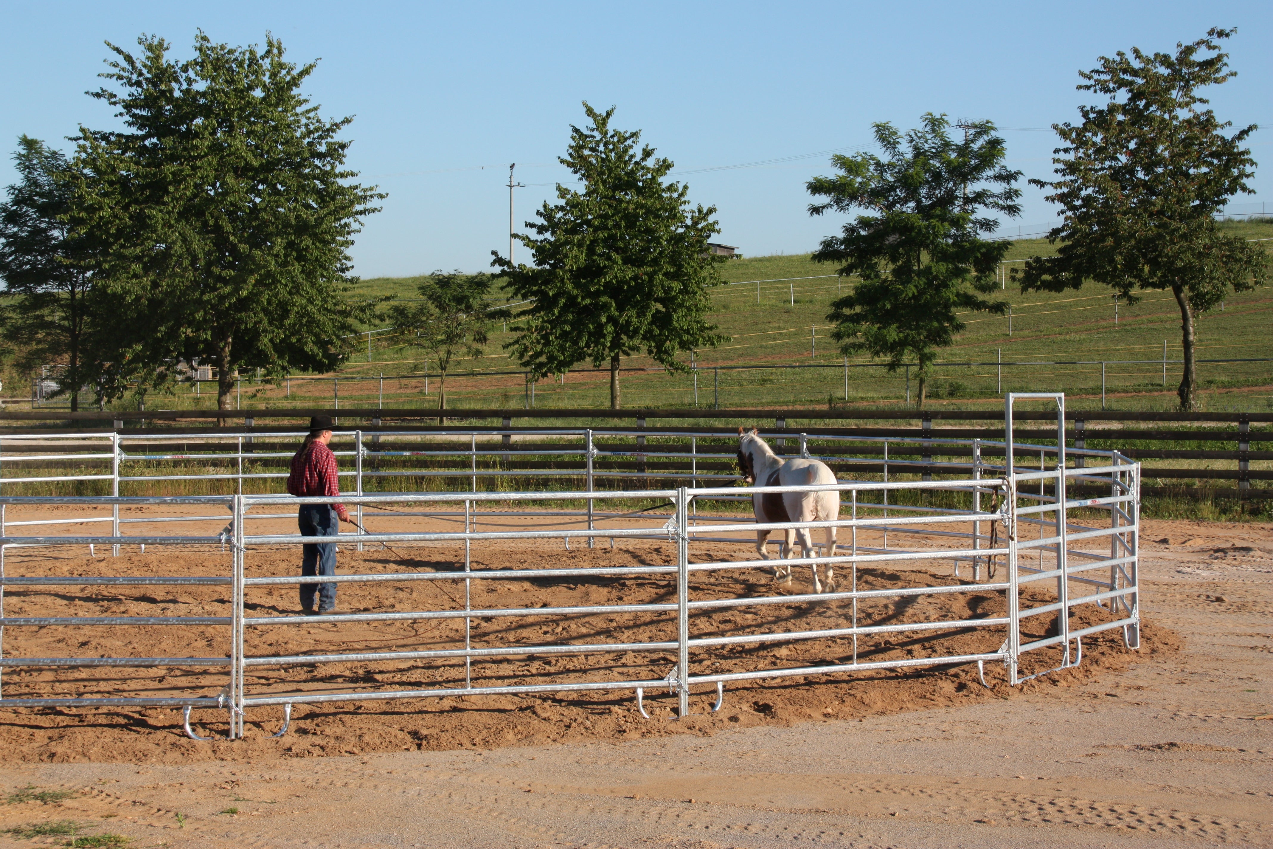 Mobilní kruhová jízdárna pro koně - výhody a vlastnosti