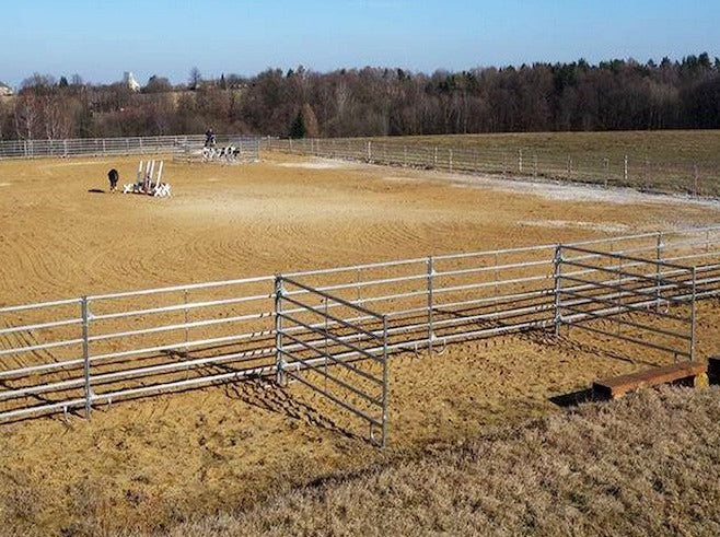 Ohradní panely pro sestavení ohrad a kruhových jízdáren