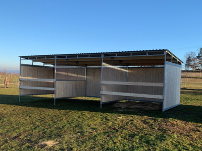 Dřevěný přístřešek pro koně 3 x 9 m se závorami a dělícími stěnami