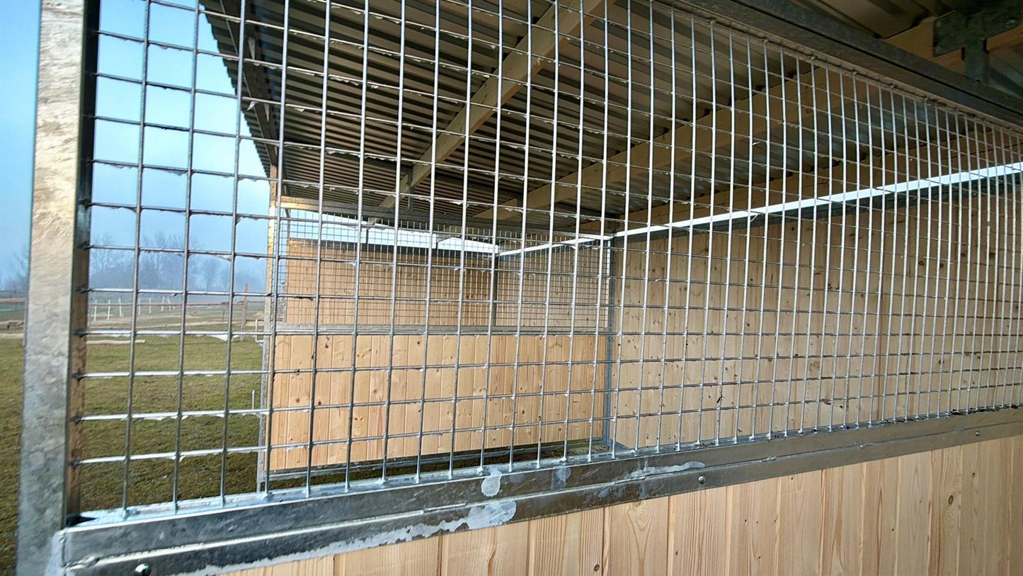 Dřevěný přístřešek pro koně 3 x 9 m se závorami a dělícími stěnami