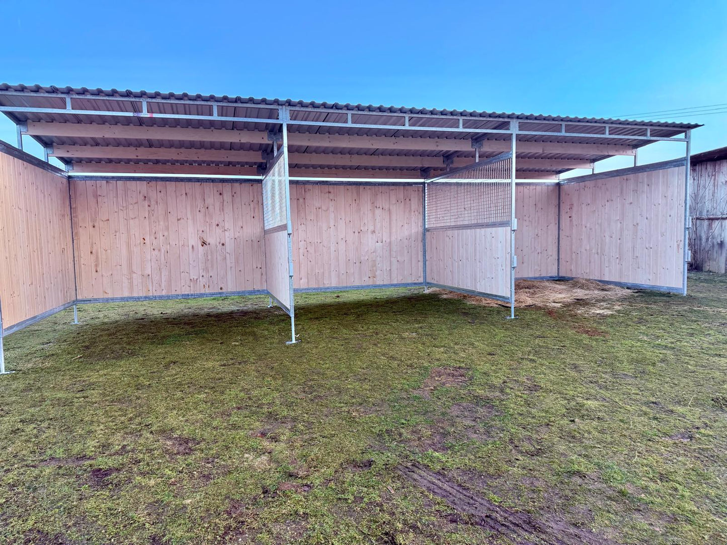 Dřevěný přístřešek pro koně 3 x 9 m se závorami a dělícími stěnami