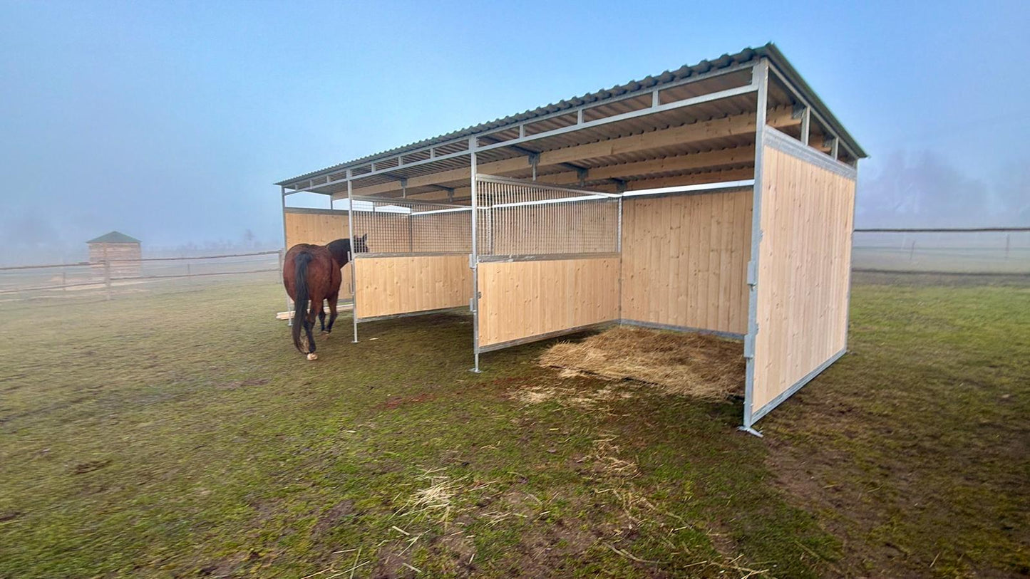 Dřevěný přístřešek pro koně 3 x 9 m se závorami a dělícími stěnami